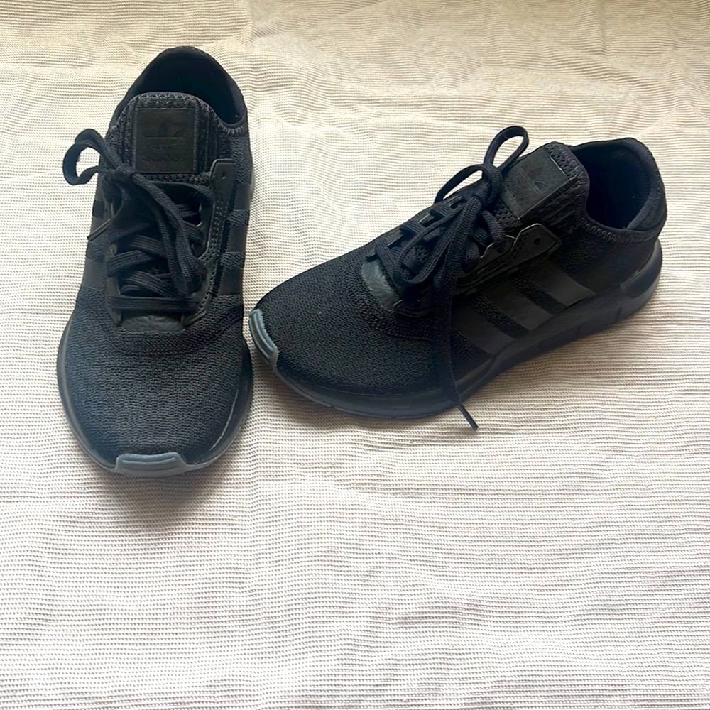 Adidas Swift stun Black on Black Sneakers 5.5 LN worn once